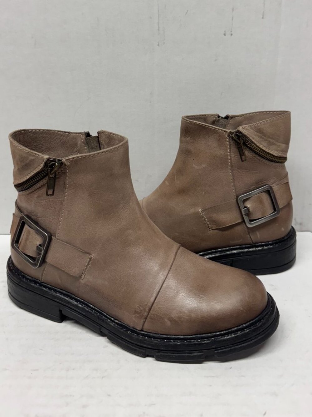 MIZ MOOZ SOFT LEATHER BOOTIE BUCKLE BACK ZIP TAUPE 37EU / 7US NEW # Z-248